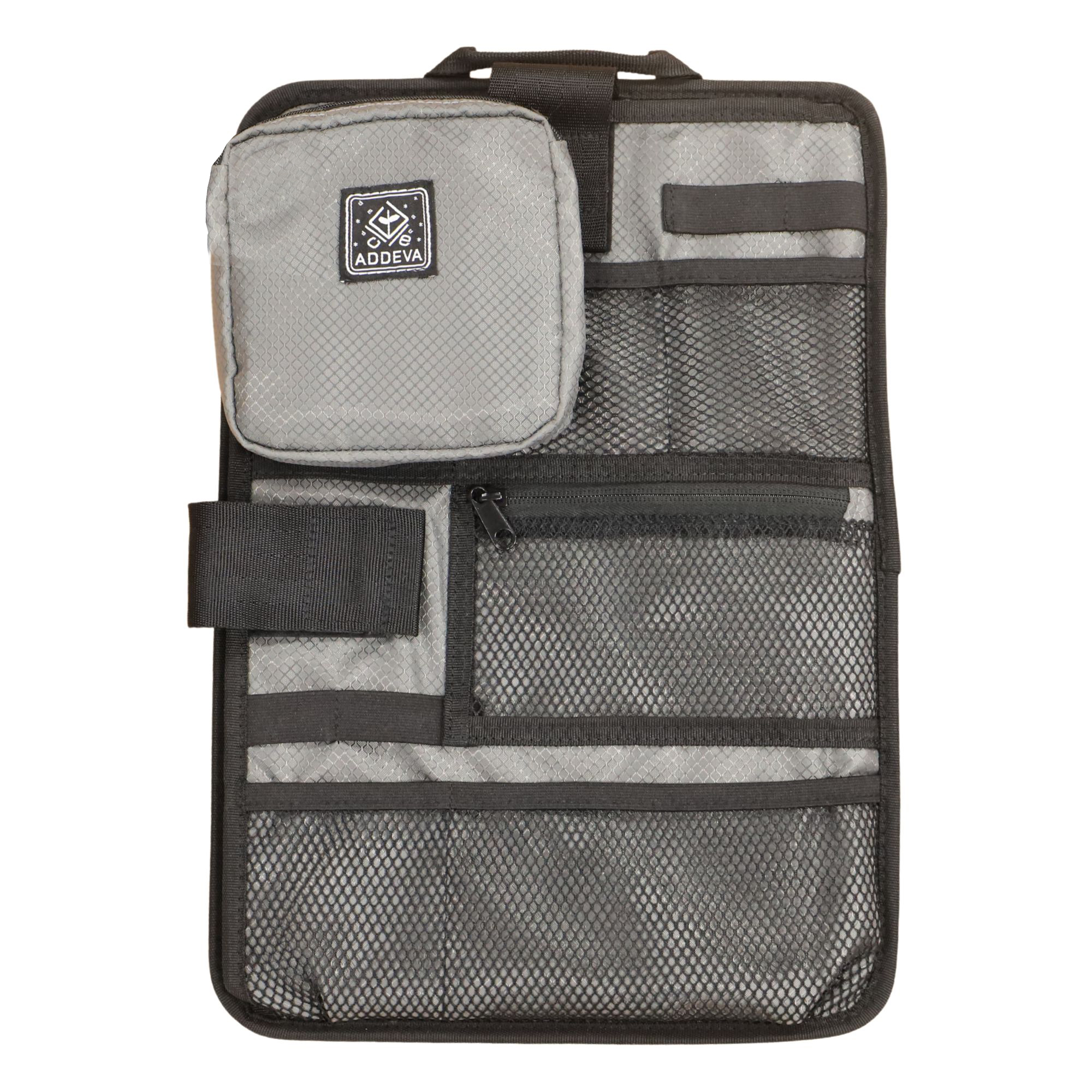 PCオーガナイザーをUrbanFlexビジネスリュックに収納し、側面から素早くアクセスする様子